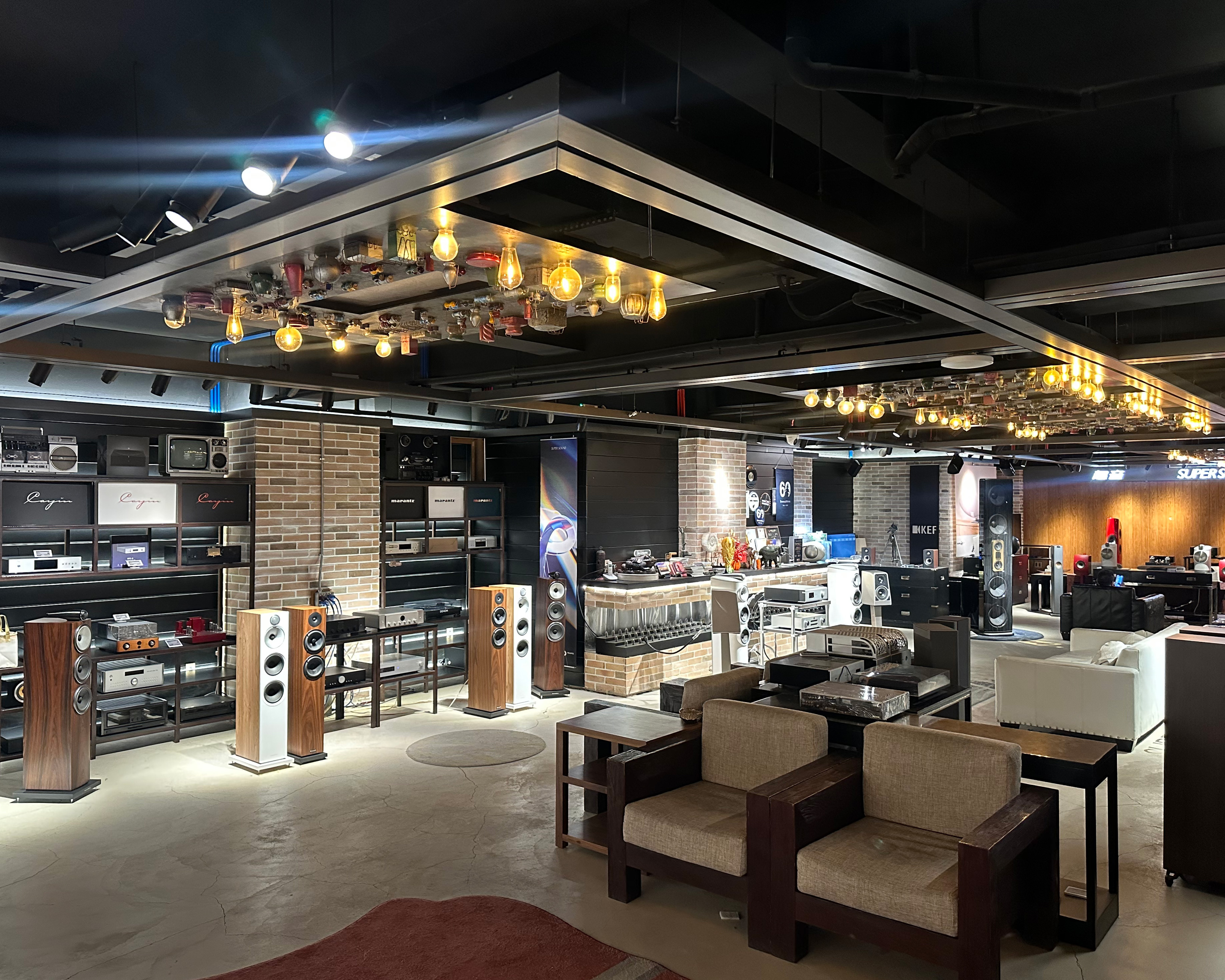 超音电器丰德店新装后内景。大量开放式试听区域可灵活调整布局试听产品,也更接近于家庭开放式环境。
