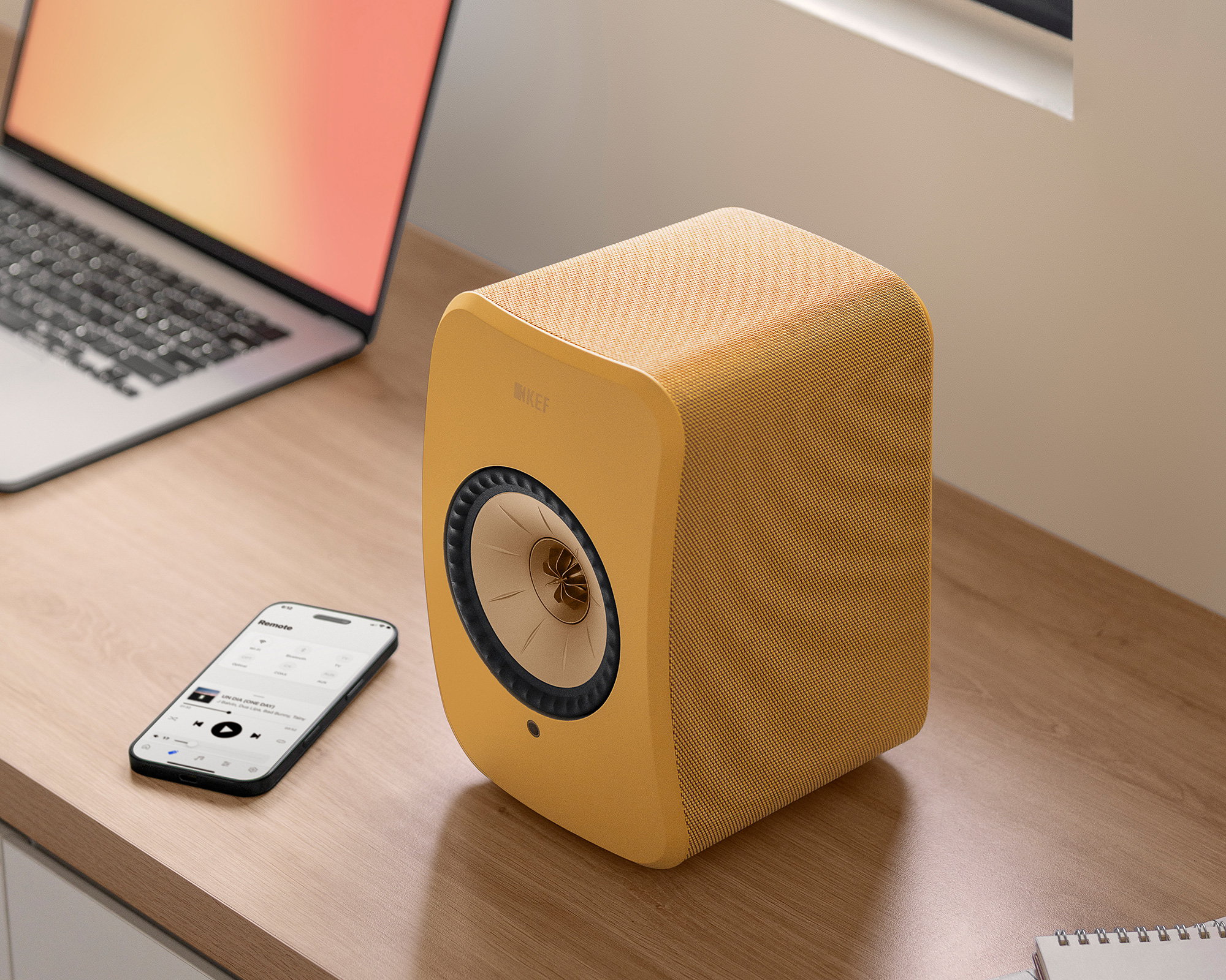 KEF LSX II 桌面有源音箱。