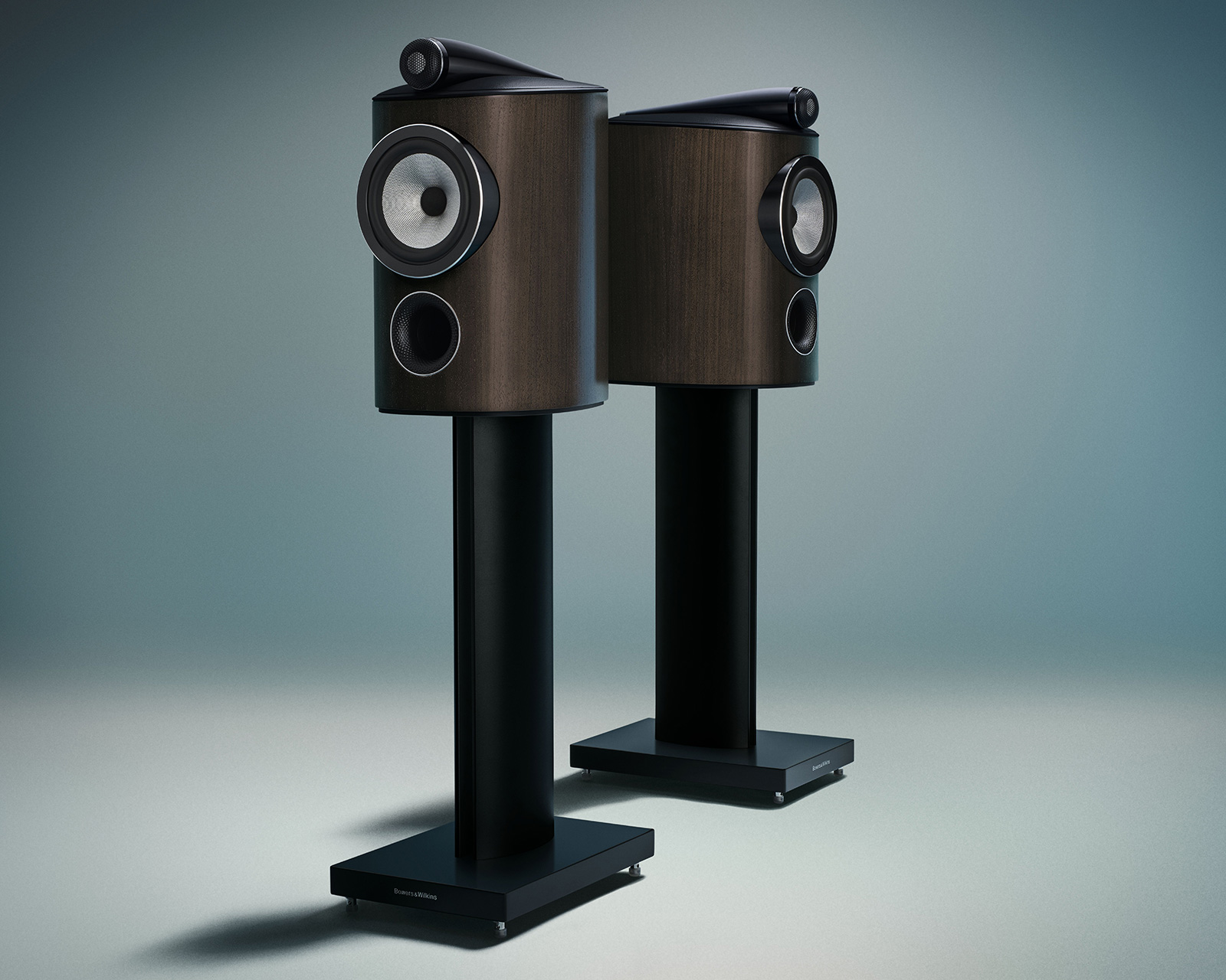Bowers & Wilkins 805D5 完美印证：小巧亦可成就非凡，毫不妥协的声学表现与标志性外观设计。