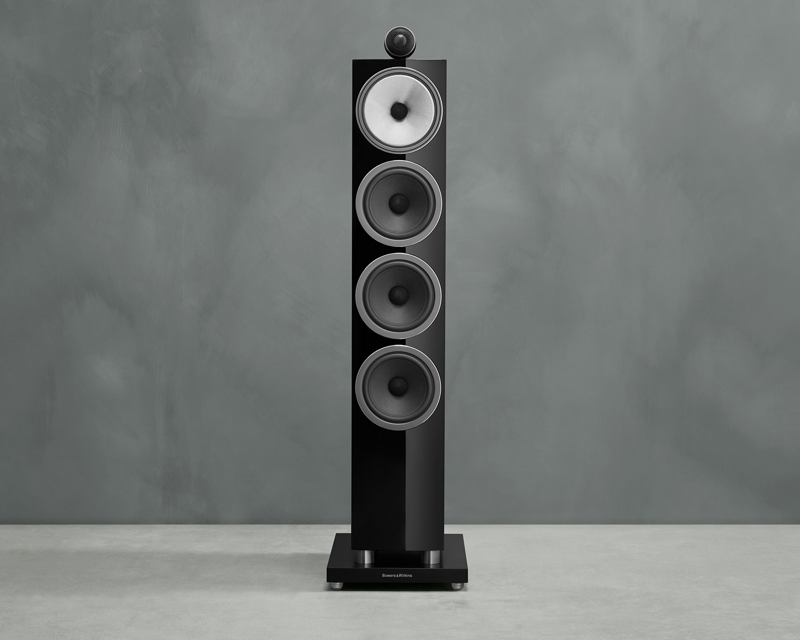 Bowers & Wilkins 702S3 旗舰产品是出色的落地式扬声器，为同类产品树立了全新性能标准，满足您对品质扬声器的理想设想。