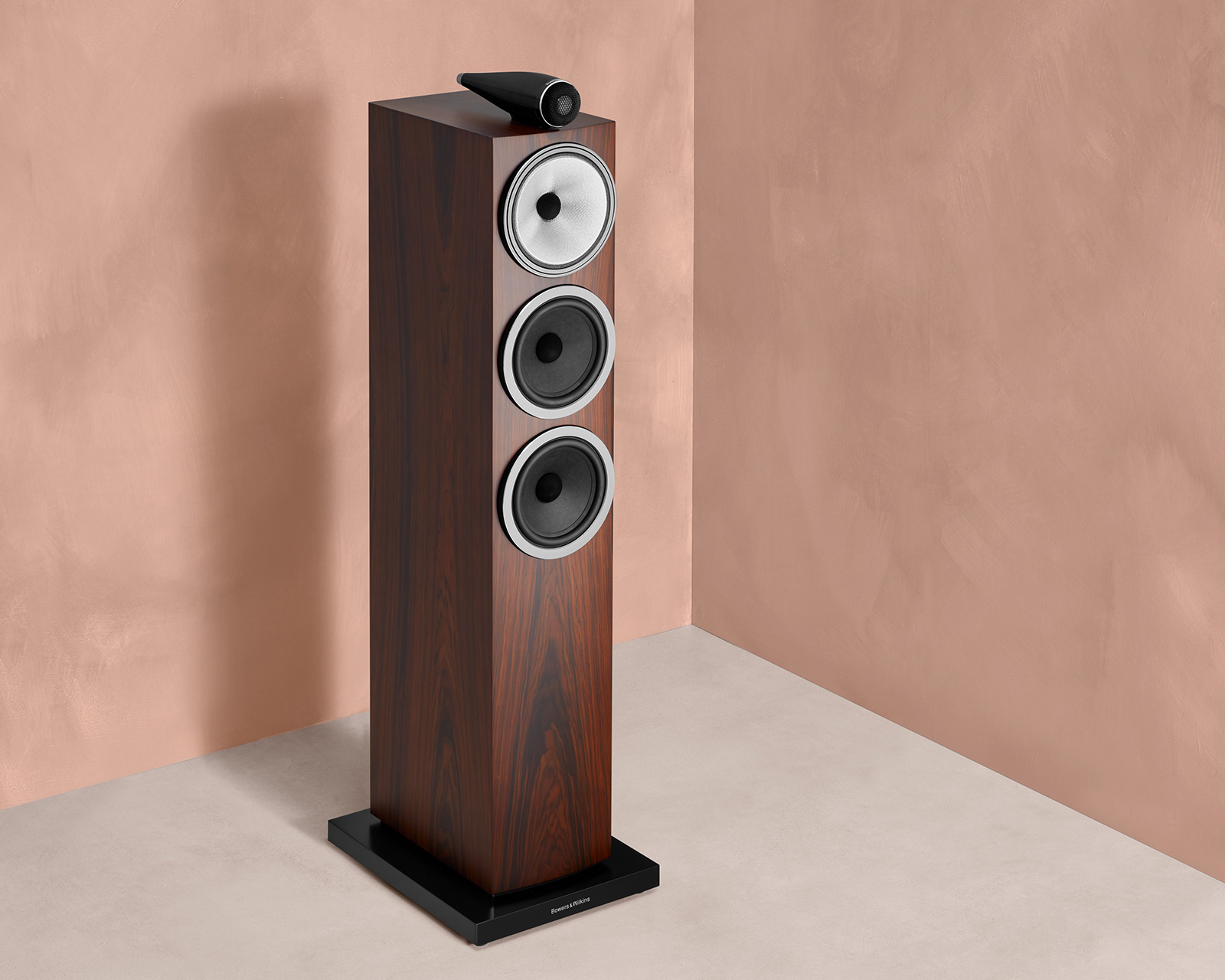 Bowers & Wilkins 703S3 首次将该级别搭载全新高音单元顶置技术，其退耦中音驱动单元更有前卫仿生悬架加持，将703 S3的性能提升至新境界。