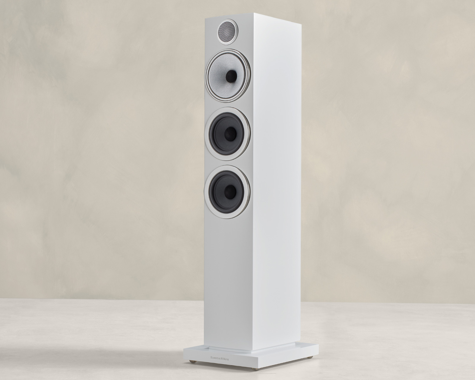 Bowers & Wilkins 704S3 一款更纤细的落地式扬声器，但冲击力依然强大。外观典雅、纤细，摆放灵活，适合在小空间里营造优越音质。