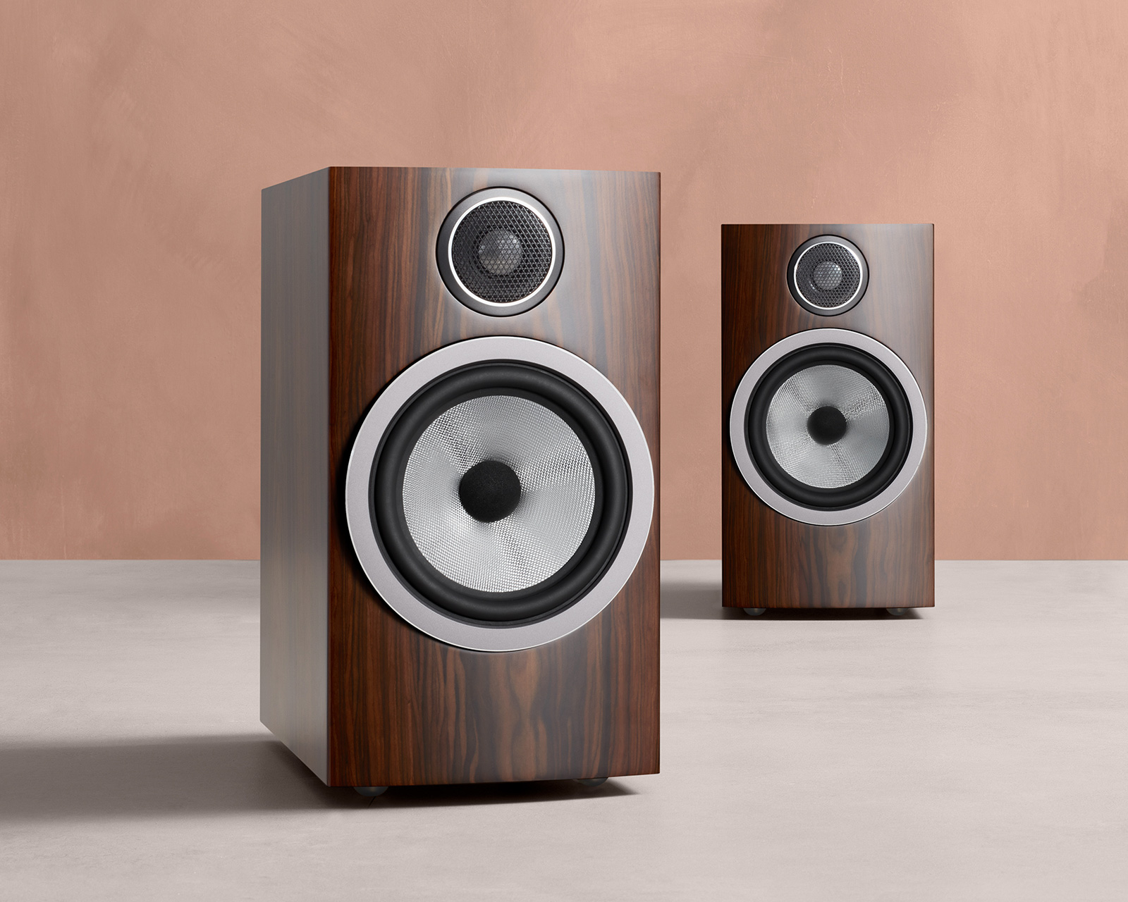 Bowers & Wilkins 7066S3 两分频是您梦寐以求的实用性书架扬声器，外形纤细，提供不凡音质。