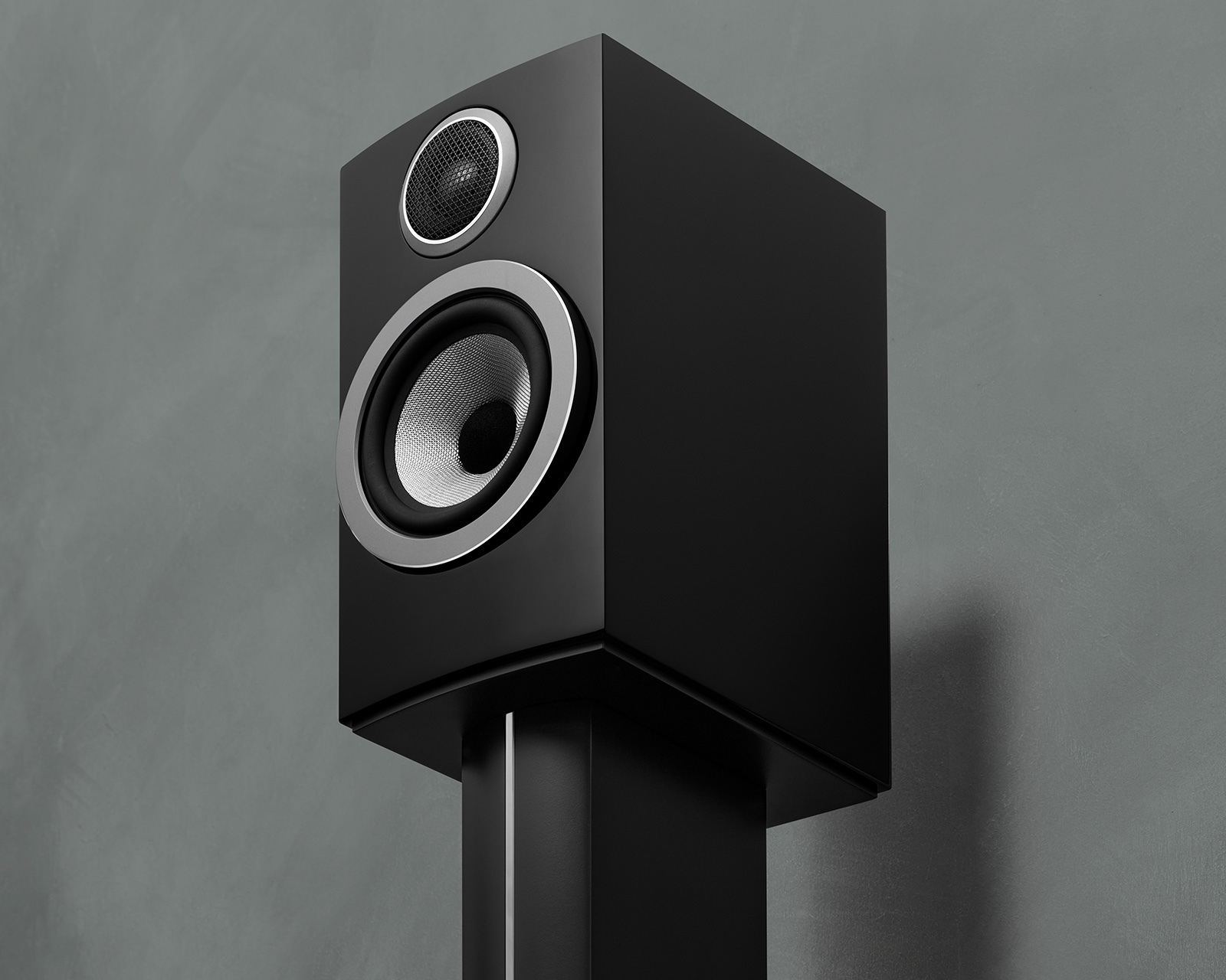 Bowers & Wilkins 707S3 堪称理想的书架式扬声器，其外形更加纤细，体积虽小，性能不凡。