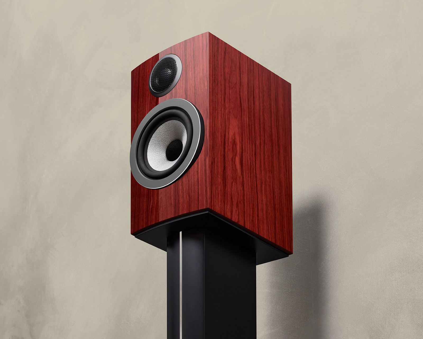 Bowers & Wilkins 707尊贵版 基于成熟的707声学平台，巧妙融合了屡获殊荣的705 S3签名版中精心优化的技术，打造出一款既美观又悦耳的优雅扬声器。