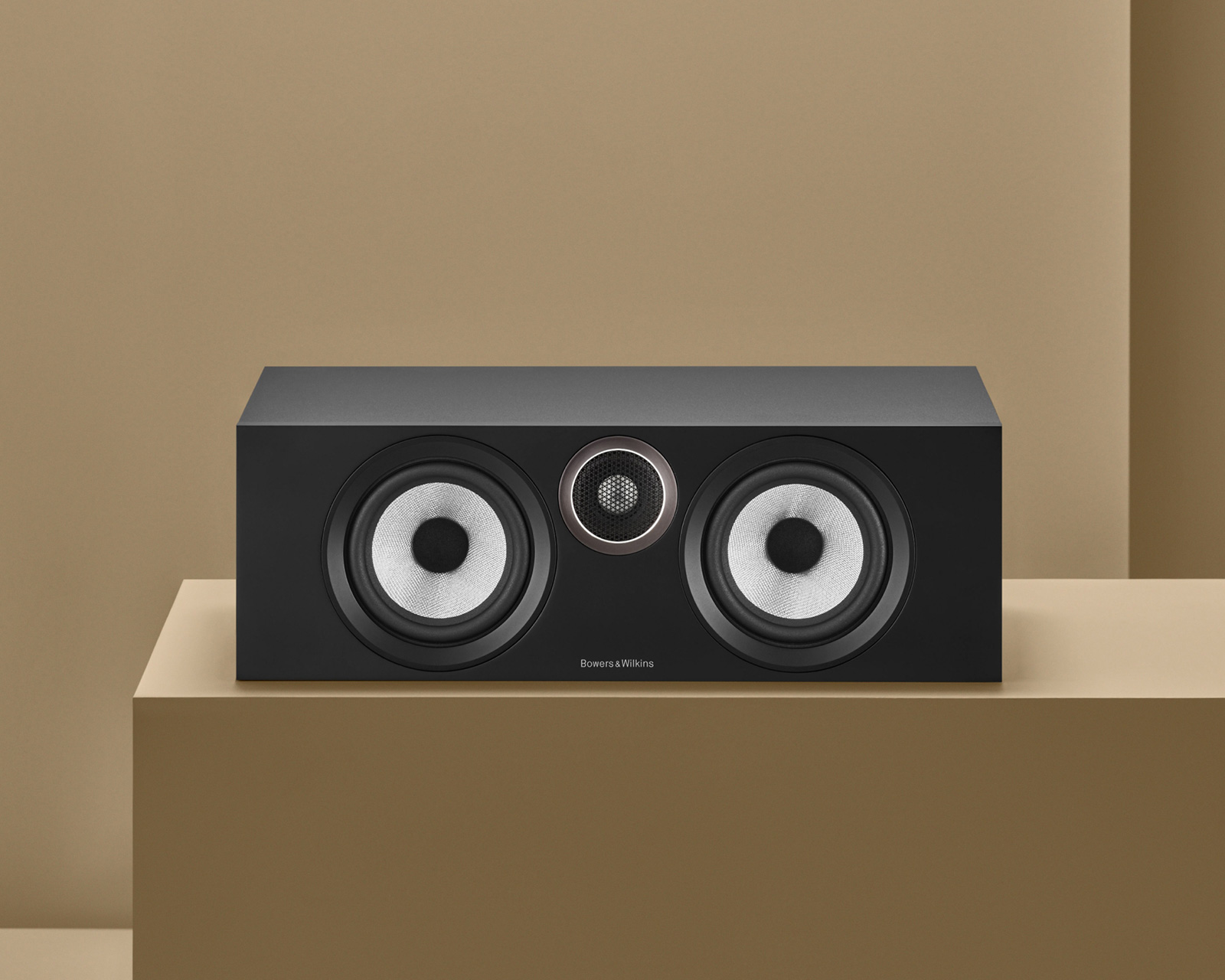 Bowers & Wilkins HTM6S3 性能款中置扬声器体积小巧，适用于您家中的便利空间，但功能强大。