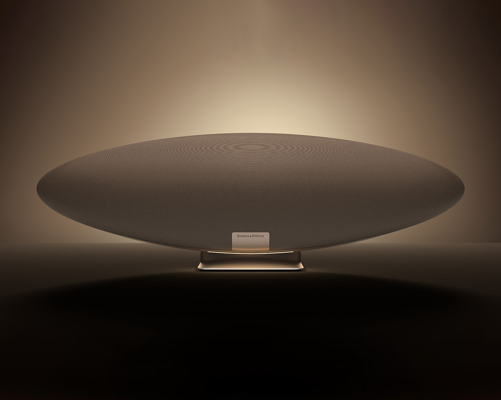Bowers & Wilkins Zeppelin Pro Edition 更智能、更灵活，音质远胜历代。先进功能、精美外观与澎湃声音集于一身。