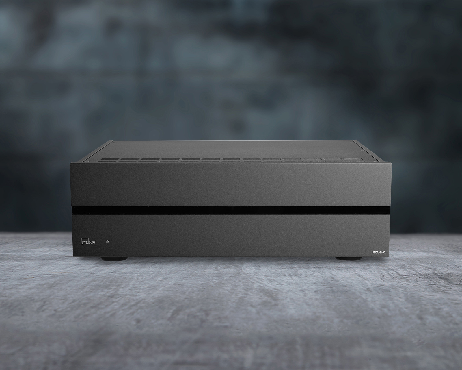 Lyngdorf MXA-8400 是 Lyngdorf Audio 迄今为止最强大的产品，融合了 Purifi EIGENTAKT 技术及其创新的 EIGENTAKT 纠错 (EEC) 功能、Lyngdorf Audio 高效先进的 PowerPerfect 电源、超低噪声且精准的模拟输入级，以及经过优化以实现最佳信号纯度和接地性能的主PCB板。