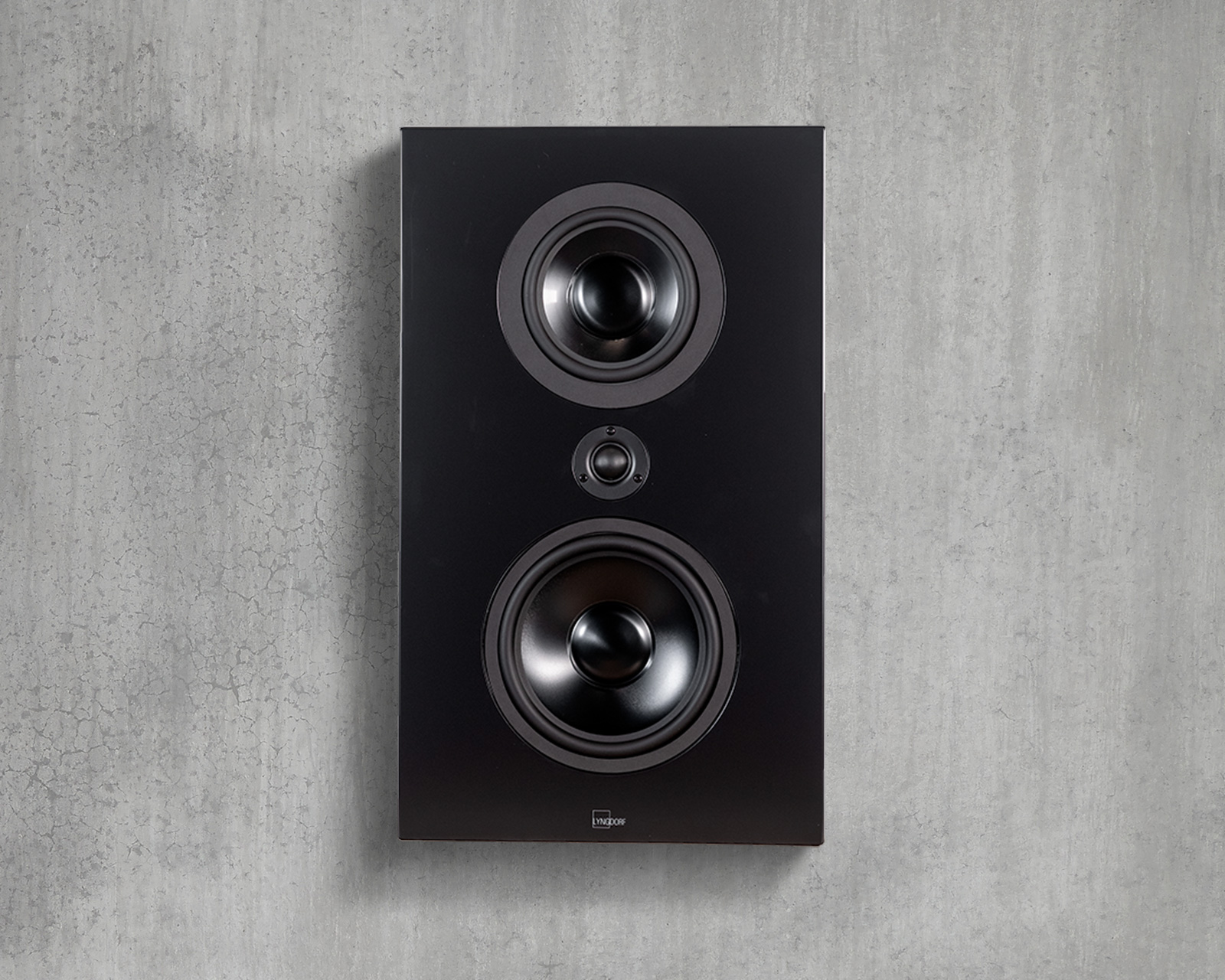 Lyngdorf FR-1 提升到了一个全新的性能水平，并展现了 Lyngdorf Audio 独有的纯正音乐性。专注于动态性能，因此采用了封闭式箱体设计，并内置一个大型被动单元，有效抑制了内部谐振频率，使这款优雅的浅箱体也能发出深沉的低音。