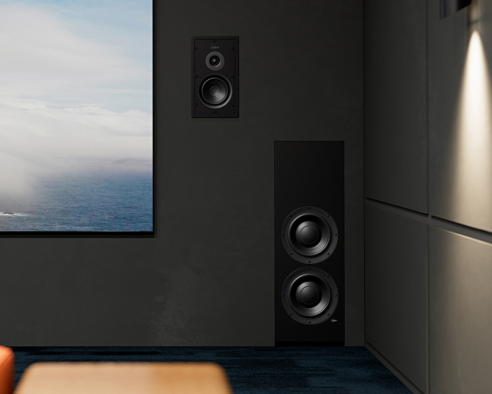 Lyngdorf DW-10 是一款高性能入墙式低音炮，配备两个驱动单元，专为需要极致低音性能的定制安装而设计，即使是最薄的低音炮方案也能提供卓越的低音表现。其坚固密封的箱体易于安装，适用于 15 厘米的墙体空腔，而加高的设计则提供了更大的内部容积，从而实现出色的低音延伸和高声压级。